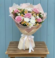 Букет цветов из:  Гвоздики, Орхидеи и Розы в Юрге