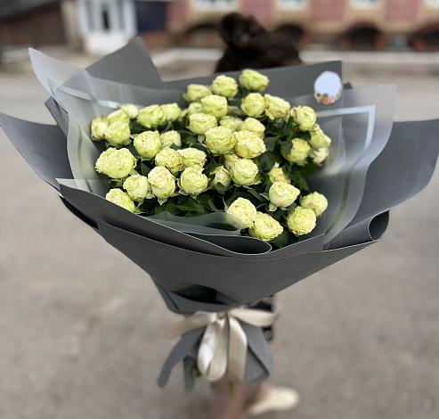 Букет Белые кустовые розы Солинеро в Юрге