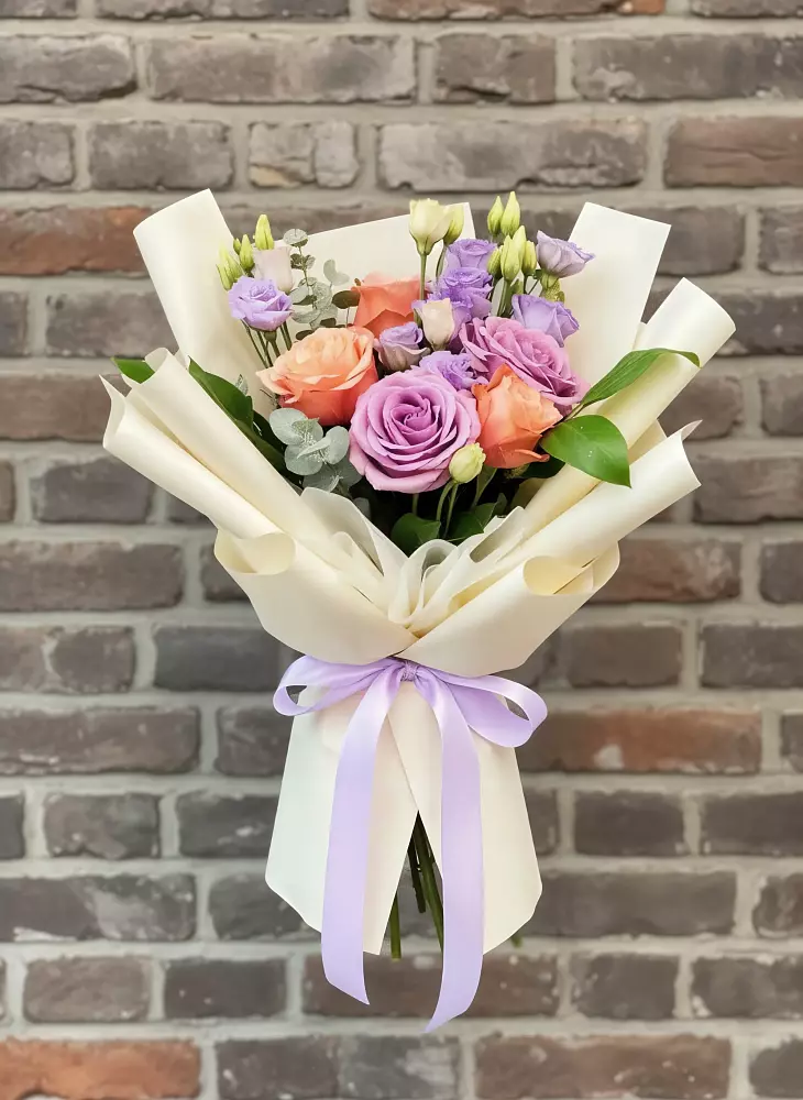 Букет цветов из: Лизиантусы и Розы в Юрге