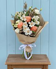 Букет цветов из:  Альстромерии, Лизиантусы, Розы и Хризантемы в Юрге
