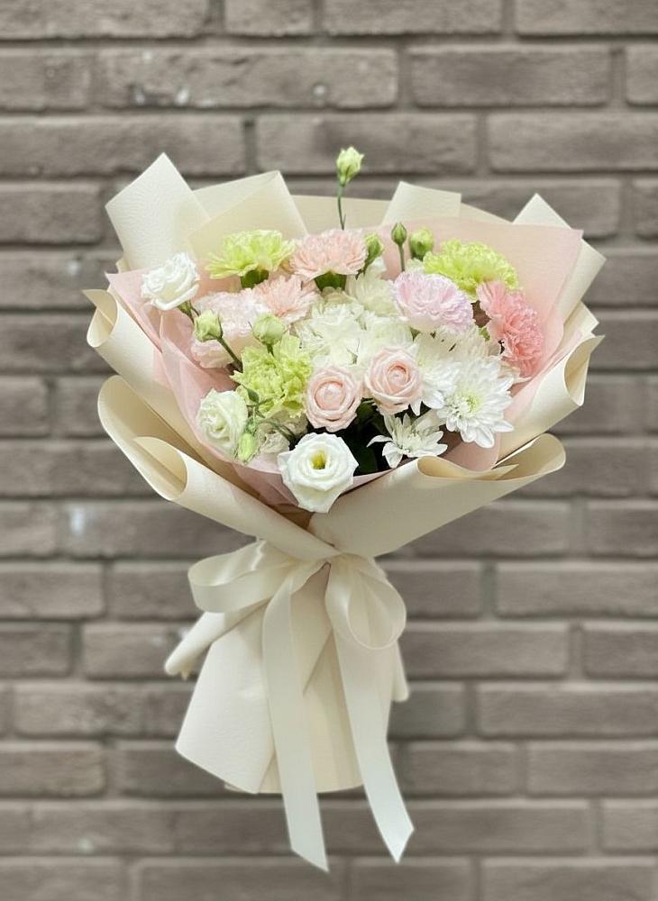 Букет цветов из: Гвоздики, Розы, Лизиантусы и Хризантемы в Юрге