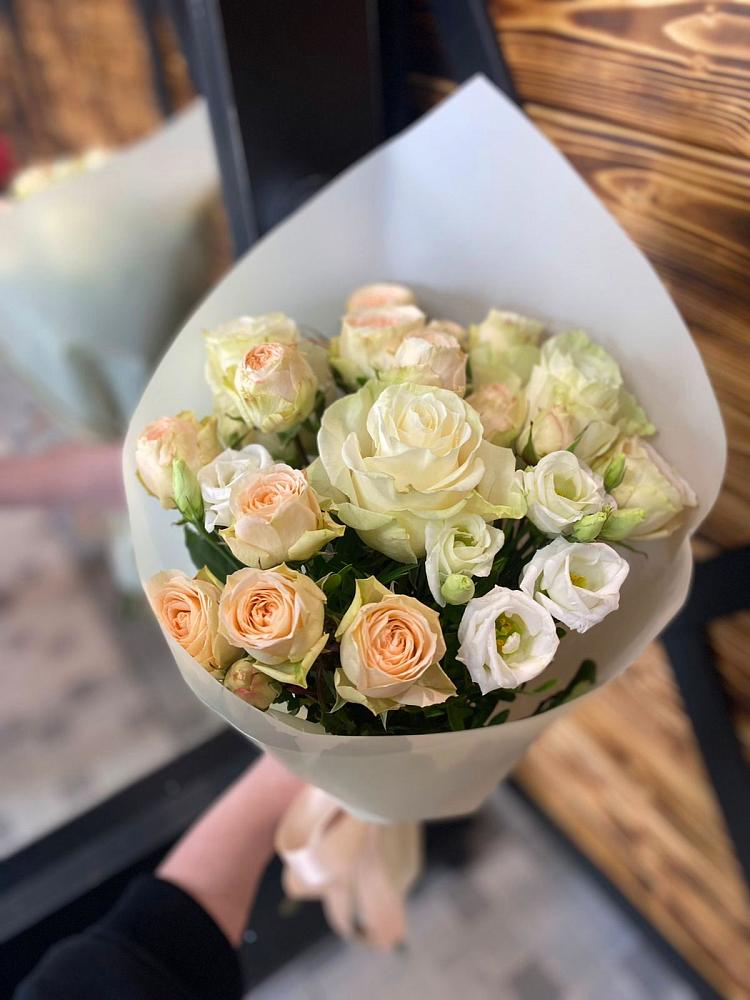 Букет цветов из: Розы и Лизиантусы в Юрге